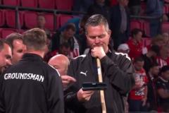 當得知阿賈克斯最后時刻丟球，埃因霍溫主場陷入一片瘋狂中