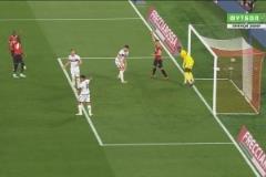 危險！米蘭任意球防守漏人！法比安無人盯防絕佳機會補射打偏！