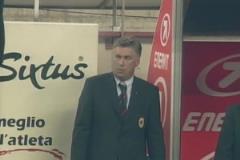 老煙槍教頭！03年意杯米蘭進球，鏡頭給到安切洛蒂在抽煙！