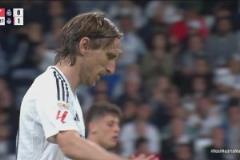 差一點點！莫德里奇停球凌空抽射稍稍偏出！