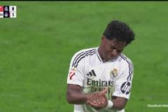 腳感不佳！姆巴佩禁區內做球，恩德里克跟進抽射直上看臺！