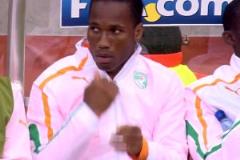 嚇?biāo)滥ЙF了！C羅世界波擊中立柱后德羅巴默默在胸前劃十字架