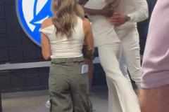 森林狼新老板在球員通道迎接隊(duì)員凱旋 給了麥丹一個(gè)大大擁抱