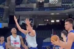 約里約氣！楊瀚森展現(xiàn)策應&內線能力 不滿未響哨向裁判攤手