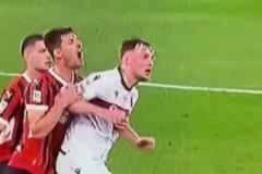 你怎么看？米蘭后衛加比亞防守角球時遭博人后衛無情鐵肘+鐵山靠