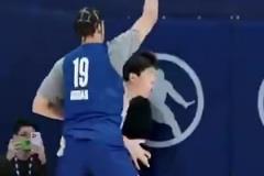 這對抗是真扎實啊！楊瀚森在籃下強吃對手，生頂到籃下一個2+1輕松愉快！