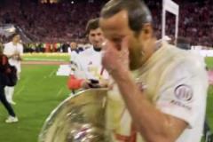 開心！回顧奪冠現場凱恩感受德國啤酒浴！這色澤真漂亮啊！