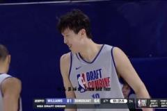 霸氣！楊瀚森籃下吃餅劈扣2+1微微一笑擊掌贏得隊友信任！