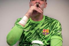 陪一根！賽后慶祝什琴斯尼角落里點起了雪茄，還帶上萊萬