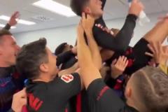 隊寵??！佩德里在更衣室被隊友高高舉起，還高呼其名字