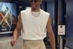 倆三雙王！G6不容有失！威少神情輕松抵達球館 約老師緊隨其后