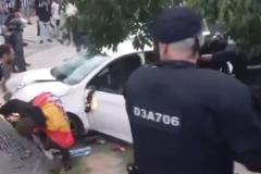 現場一片混亂！巴薩vs西班牙人場外發生車禍 有球迷倒在地上不起