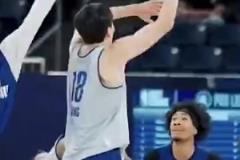 不信邪？19號臟辮大個子想挑戰楊瀚森，小楊這切球手速太快了吧！