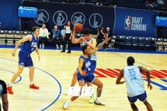 真有約老師那味兒了！楊瀚森妙手擊地騙過2名防守人助攻隊友