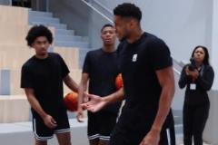 看歐文打球也就圖一樂，真學(xué)技術(shù)還得跟字母哥