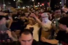 卡薩都和巴薩極端球迷組織《瘋狂男孩》一起慶祝引熱議