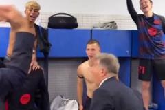 巴薩2-0西班牙人提前兩輪奪冠！拉波爾塔和球員在更衣室慶祝