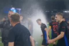 阻止慶祝！西班牙人噴水驅趕巴薩球員！巴薩球員無視仍唱跳慶祝