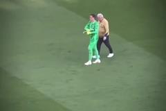 不容易啊！什琴斯尼賽后這一幕，令人動容！