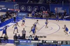 楊瀚森這擋拆太扎實了對手被擋死死的 隊友接球輕松三分飚中