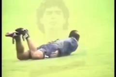 當球王化身海豹！珍藏視頻：苦中作樂的馬拉多納！