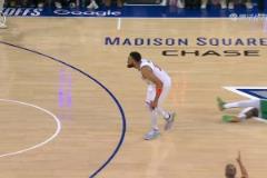 引爭議！唐斯logo三分飆中，但絆倒霍勒迪進攻犯規(guī)進球無效！