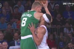 生化攻擊哈特防守時臉直接貼到波津腋下，隨后被換下場休息！