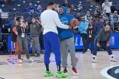 總決賽見？唐斯首回狼主場時和華子深情擁抱，華子一直拉著唐斯聊