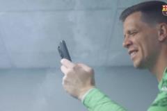 什琴斯尼坐在儲物柜上，一邊抽煙一邊看著隊友慶祝