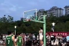 云南滑翔機(jī)現(xiàn)身野球場(chǎng)，180不到各種滑翔炸扣，畫(huà)風(fēng)獨(dú)一檔