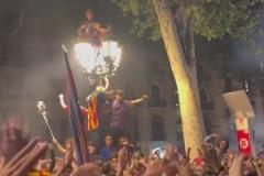 永遠在心中！巴薩球迷舉起4-0球衣，并高呼梅西名字