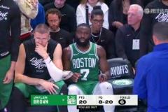 衛冕還是難啊！三節沒結束布朗便六犯離場，隨后綠軍派上全替補！