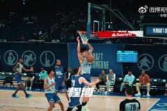 楊瀚森籃下扣籃打2+1，隊友趕忙跑過來喊：“YAO YAO YAO”