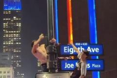 不愧是紐約球迷！尼克斯殺進東決 球迷光膀子爬電線桿慶祝