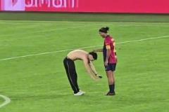 球迷沖進球場與小羅合影，離開時模仿C羅Siu慶祝