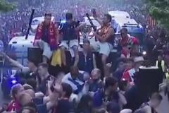 阿勞霍游行中開大腳踢呲摔倒，把隊友都逗笑了