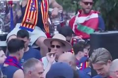 帶壞小朋友！什琴斯尼想給貝爾納爾來一口香煙，被無情拒絕