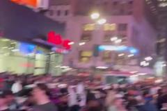 街上人山人海！這是尼克斯晉級后紐約不夜城熱鬧場景