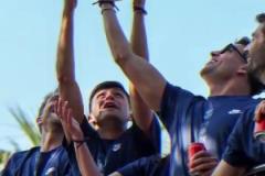 沙灘球發音近似金球獎！巴薩冠軍游行球員高舉沙灘球嘲諷維尼修斯