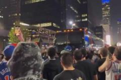 殺人誅心！綠軍大巴離開紐約時，尼克斯球迷大喊“BYE，BYE”