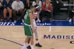 在打比賽呢你要干什么波津突然一下抱住米切羅，后者兩罰中一