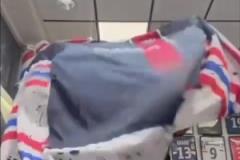 太損了！你在逗我嗎？當理發師給馬賽球迷披上巴黎的圍兜！