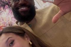 谷愛凌出席活動與詹姆斯合照！網友打趣：這是戈登和老詹合照