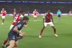 面對槍手兩人包夾，維蒂尼亞用盤帶技巧靈巧擺脫！