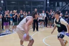 可不僅只會扣籃！阿隆-戈登像一頭獅子在運球！不可思議