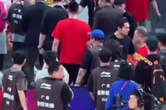 王楚淇觀看大巴黎訓練時被巴爾科拉抽了一腳，現場直呼：小心眼！