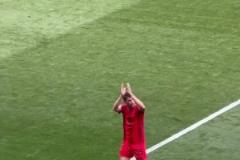 拜仁4-0霍村，托馬斯穆勒最后一戰下場時全場球迷以掌聲致敬傳奇