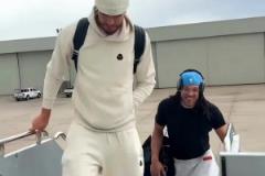 戈登隨隊飛往俄城打搶七，看走路姿勢有希望出戰？？？