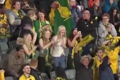 澳大利亞美女球迷興奮慶祝，領(lǐng)口敞開連忙用手遮住