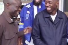 坎特到國家隊(duì)報(bào)到時(shí)受到熱烈歡迎，小圖拉姆和登貝萊爭相擁抱